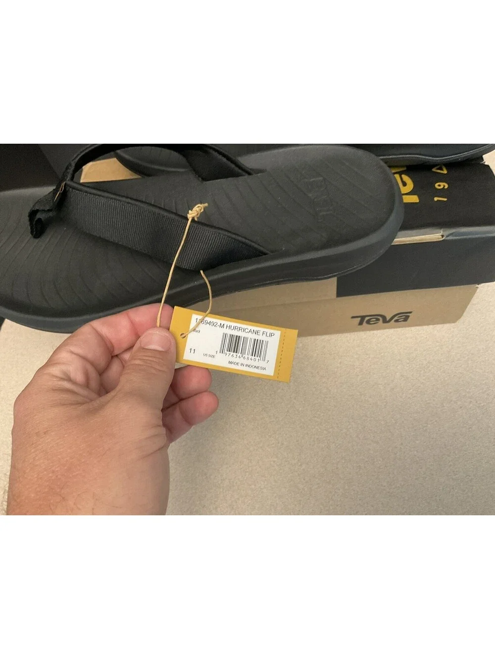 New! Mens Teva Hurricane Black Sandals/Flip-Flops. Size 11. Nice!!!